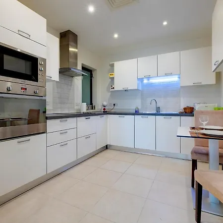 Appartement Spacious Pender Gardens With Private Balcony