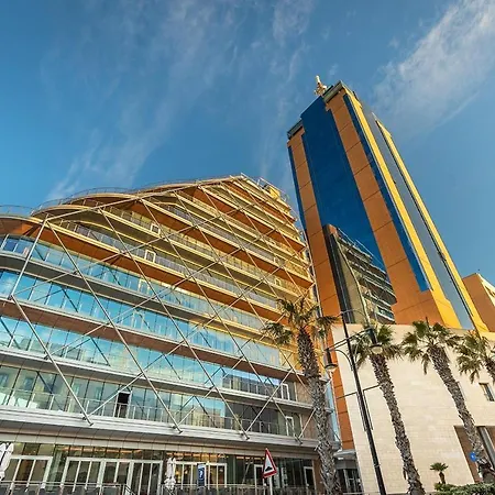 Spacious Pender Gardens With Private Balcony *