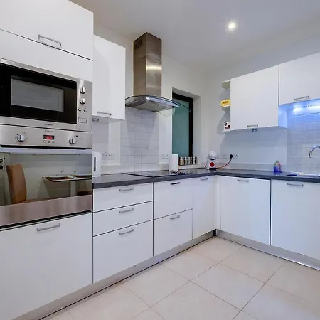 Spacious Garden View In Exclusive Complex 아파트
