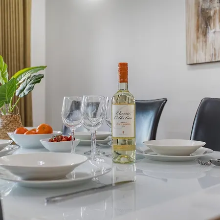 Spacious Garden View In Exclusive Complex 아파트