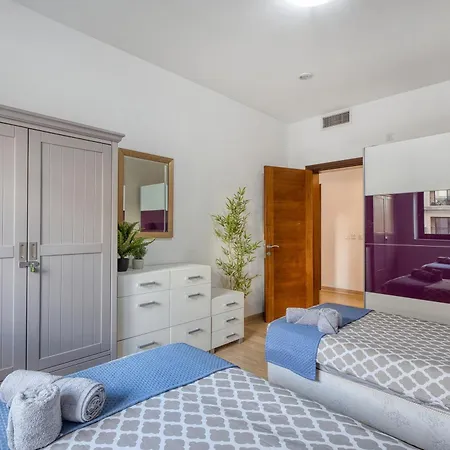 Spacious Garden View In Exclusive Complex 아파트 *