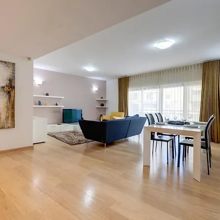 Spacious Pender Gardens Apt With Private Balcony Apartman *