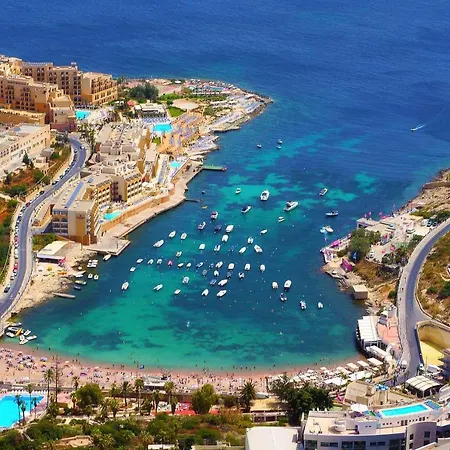 Spacious Pender Gardens Apt With Private Balcony Apartman