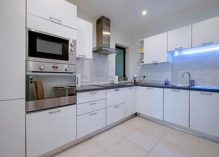 Spacious Garden View In Exclusive Complex דירה