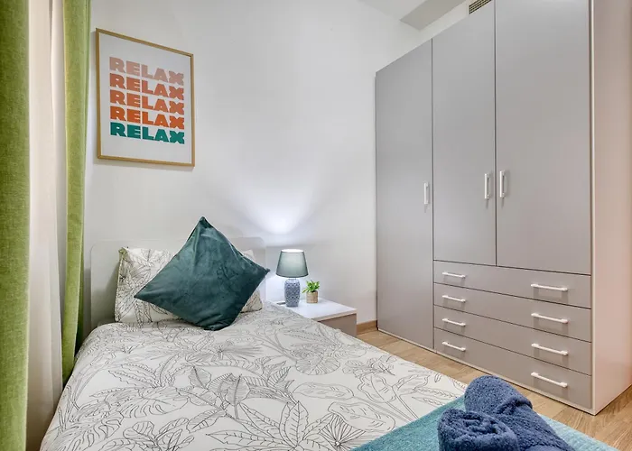 Spacious Garden View In Exclusive Complex דירה *