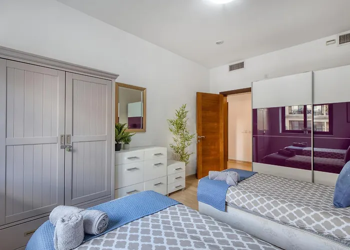 Spacious Garden View In Exclusive Complex דירה *